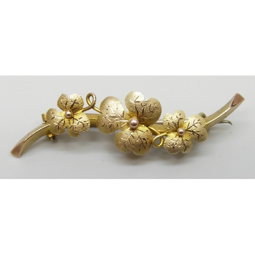 7174 - A Victorian 9ct gold floral brooch, Birmingham, 1899, 1.8g, 4.4cm, boxed