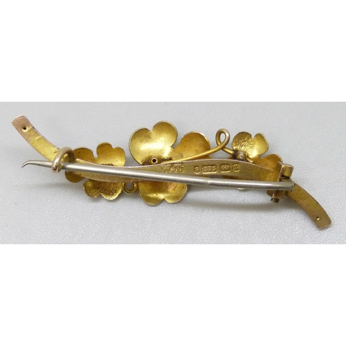 7174 - A Victorian 9ct gold floral brooch, Birmingham, 1899, 1.8g, 4.4cm, boxed