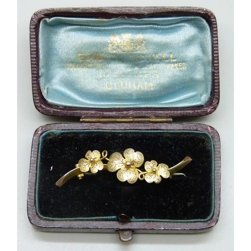 7174 - A Victorian 9ct gold floral brooch, Birmingham, 1899, 1.8g, 4.4cm, boxed