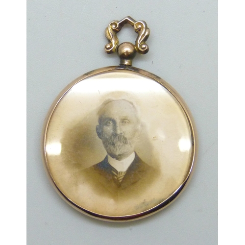 7178 - A 9ct gold framed photograph pendant, Birmingham, 1906, 4.9g, 4.3cm including bail