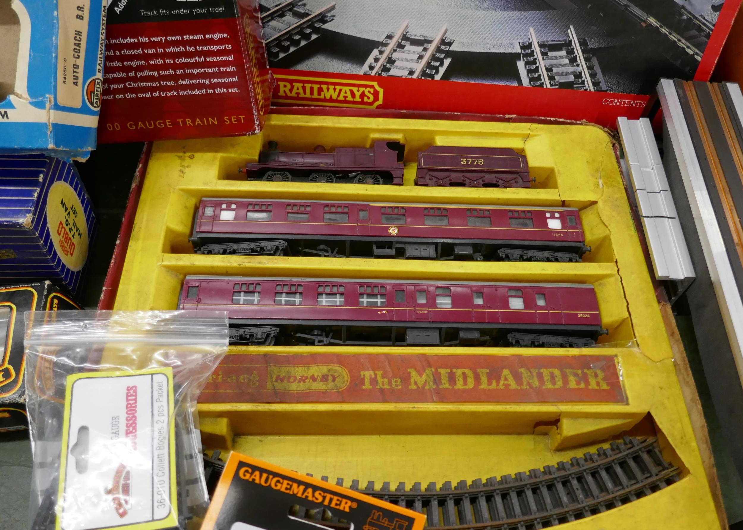 A collection of railway to include Hornby and Tri-ang, to include boxed ...