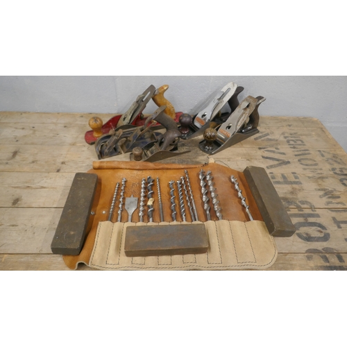 5027 - A Record No. 78 rebate plane, two Stanley Bailey No. 4 planes, an Acorn No. 5 plane, a Stanley No. 1... 