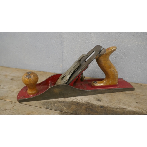 5027 - A Record No. 78 rebate plane, two Stanley Bailey No. 4 planes, an Acorn No. 5 plane, a Stanley No. 1... 
