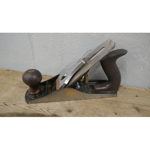 5027 - A Record No. 78 rebate plane, two Stanley Bailey No. 4 planes, an Acorn No. 5 plane, a Stanley No. 1... 