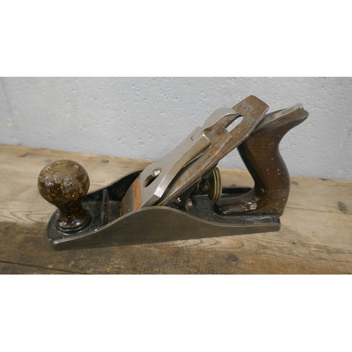 5027 - A Record No. 78 rebate plane, two Stanley Bailey No. 4 planes, an Acorn No. 5 plane, a Stanley No. 1... 