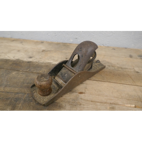 5027 - A Record No. 78 rebate plane, two Stanley Bailey No. 4 planes, an Acorn No. 5 plane, a Stanley No. 1... 