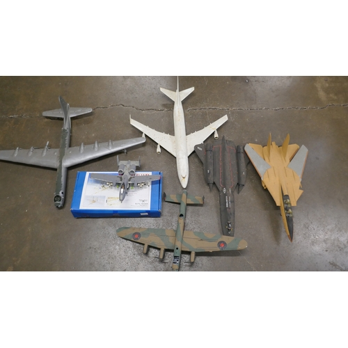 5042 - An assortment of model planes - fighter planes