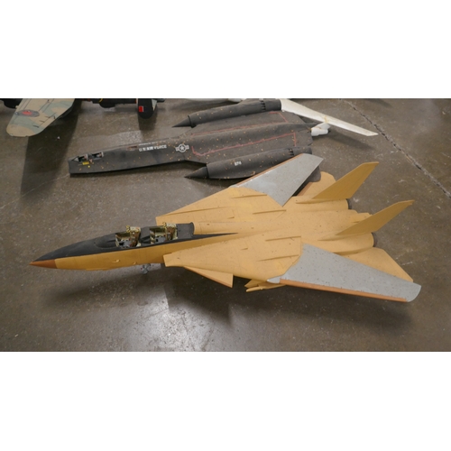 5042 - An assortment of model planes - fighter planes