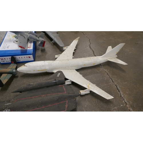 5042 - An assortment of model planes - fighter planes