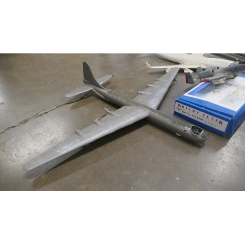 5042 - An assortment of model planes - fighter planes