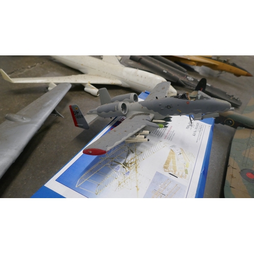 5042 - An assortment of model planes - fighter planes
