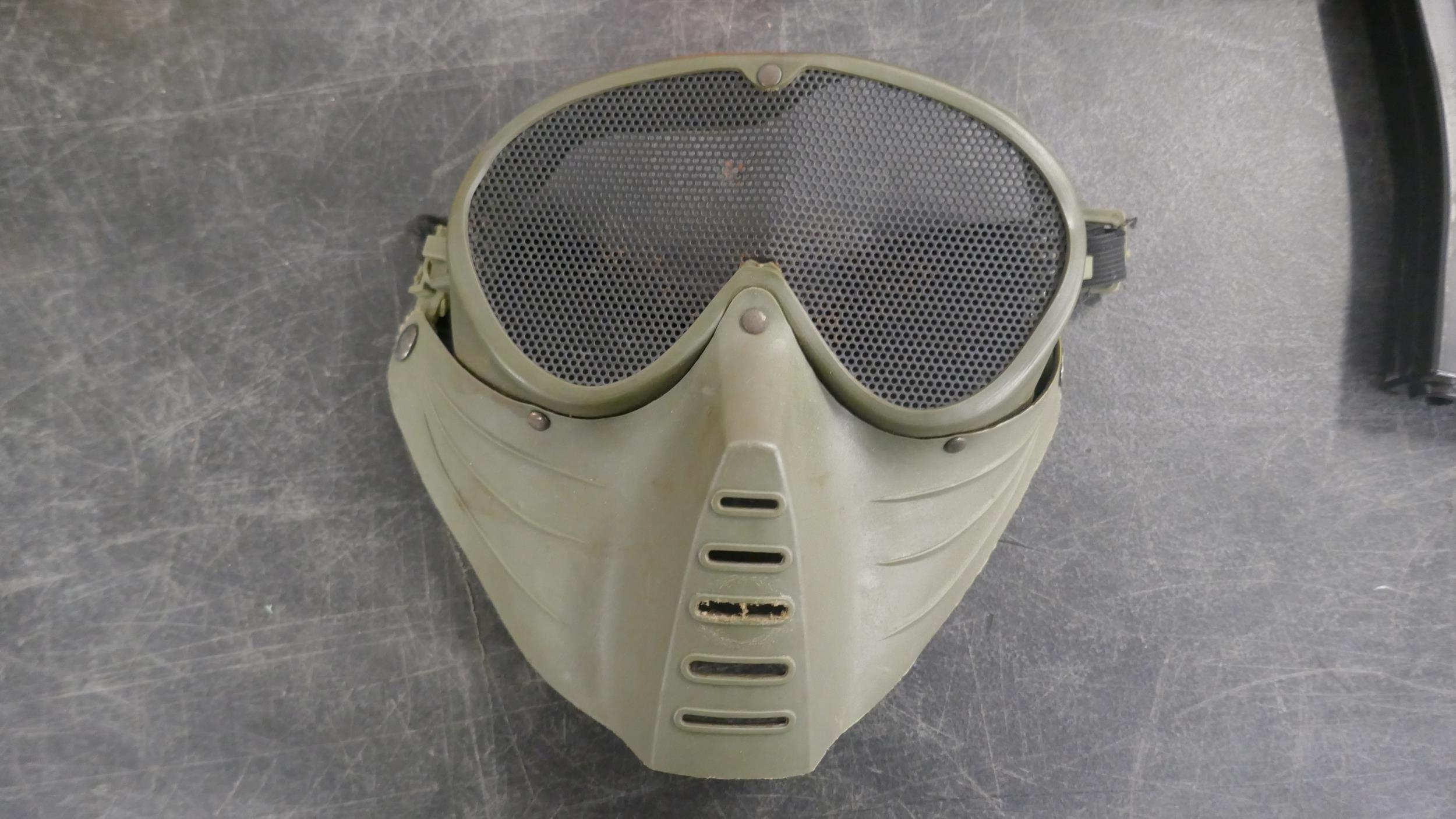 A M4 Carbine Automatic Air Soft gun with eye mask and 2 x spare ...