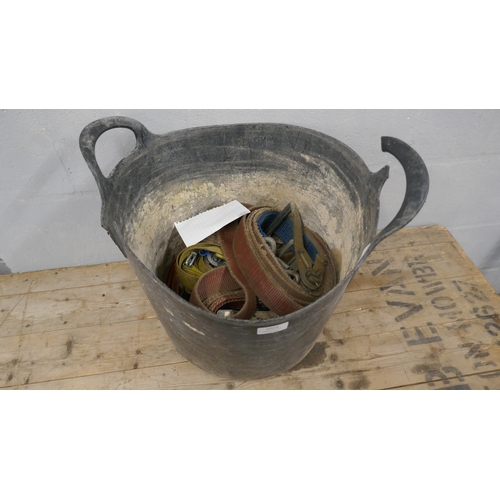 5022 - A bucket of various ratchet straps