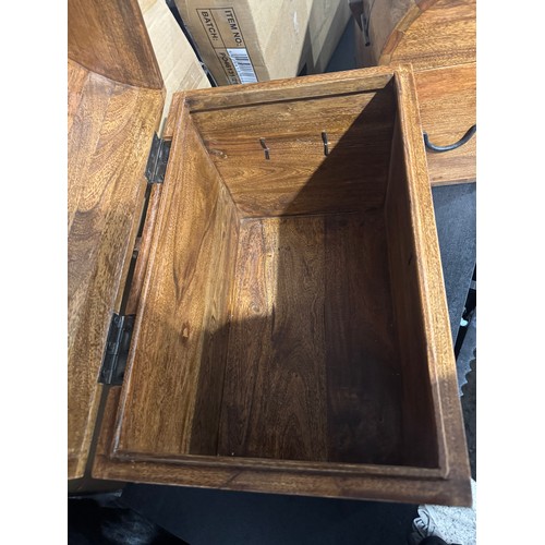 3183 - A small hardwood storage trunk