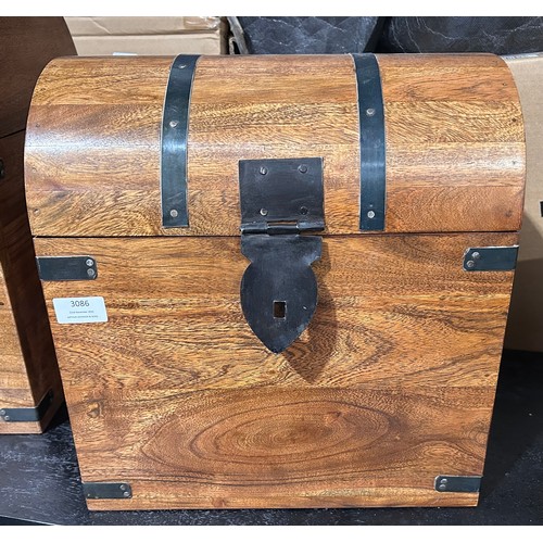 3193 - A medium hardwood storage trunk