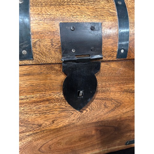 3193 - A medium hardwood storage trunk