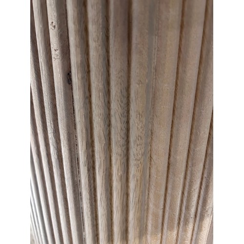 3140 - An Aimar circular dining table  * This lot is subject to VAT