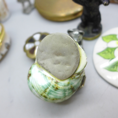 2114 - A shell perfume bottle and trinket box, two cloisonné bird figures, cold painted bear figure, Bilsto... 
