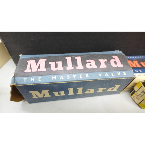 2134 - A collection of vintage valves, some boxed