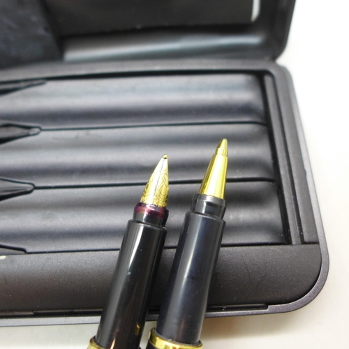 2280 - A Parker pen set, fountain and ballpoint, cased