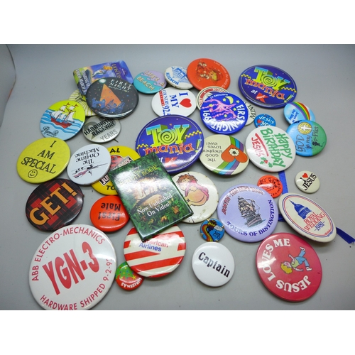 2289 - A collection of vintage badges