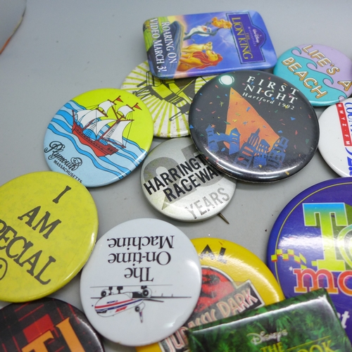 2289 - A collection of vintage badges
