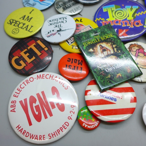2289 - A collection of vintage badges
