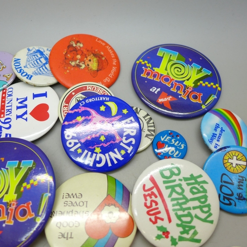 2289 - A collection of vintage badges