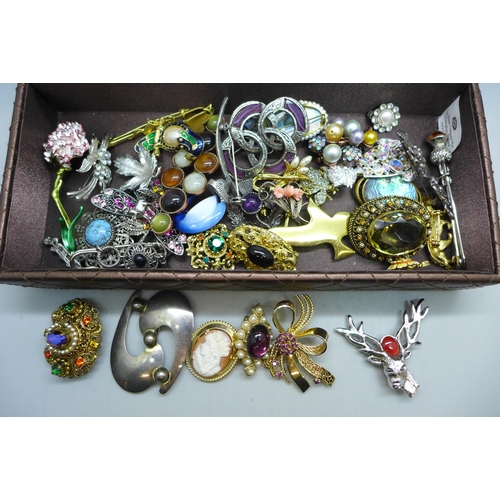 7287 - A collection of costume brooches