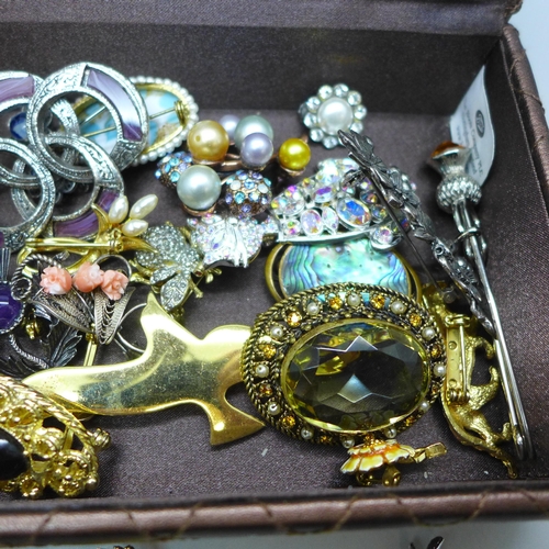 7287 - A collection of costume brooches