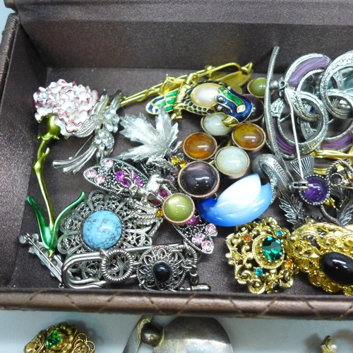 7287 - A collection of costume brooches