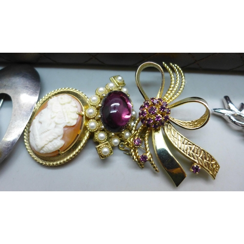 7287 - A collection of costume brooches