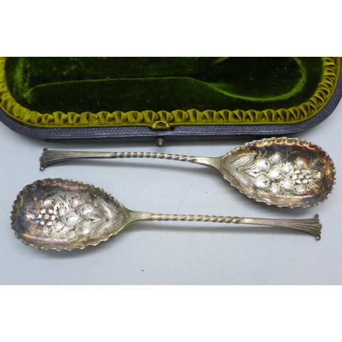 7380 - A pair of silver berry spoons, London, 1900, 46g, cased