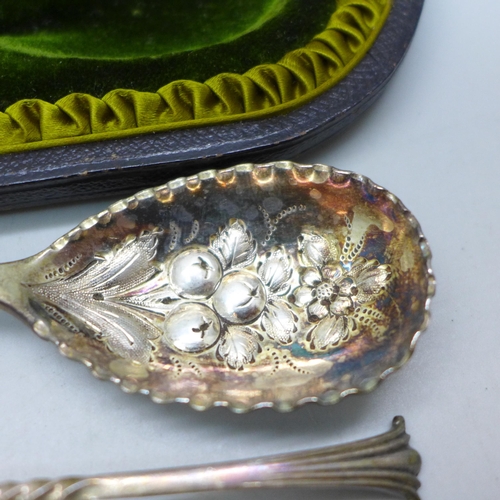7380 - A pair of silver berry spoons, London, 1900, 46g, cased