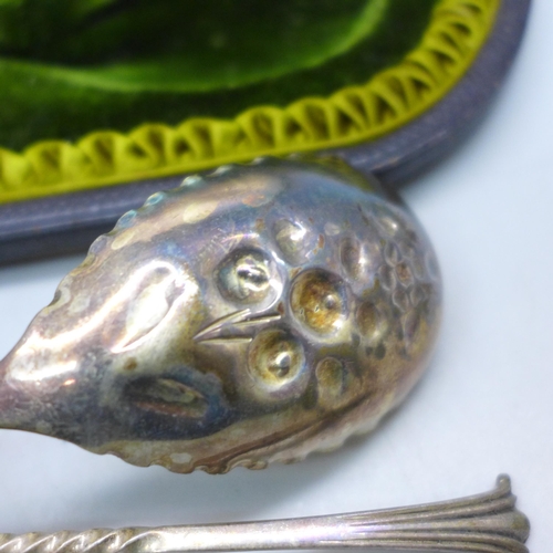 7380 - A pair of silver berry spoons, London, 1900, 46g, cased