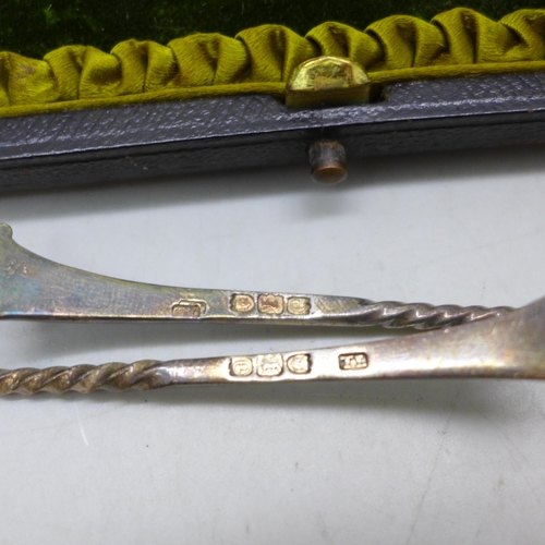7380 - A pair of silver berry spoons, London, 1900, 46g, cased