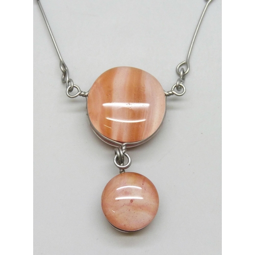 7053 - A metal necklace with glass drop pendant, 44cm