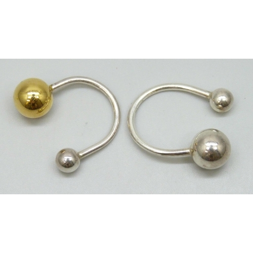 7064 - A pair of Modernist style silver rings, adjustable, 6g