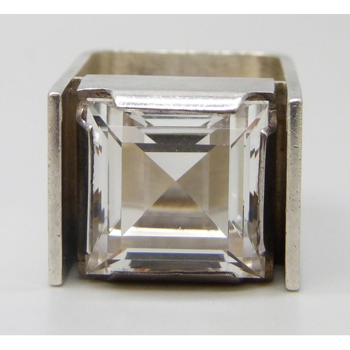 7069 - Finnish silver jewellery, a silver Modernist / Brutalist geometric ring, London import marks for 197... 