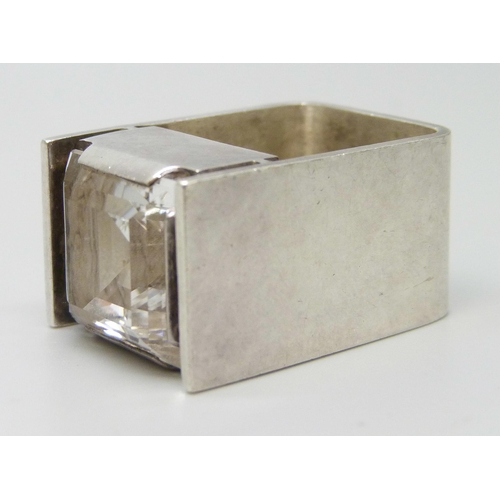 7069 - Finnish silver jewellery, a silver Modernist / Brutalist geometric ring, London import marks for 197... 
