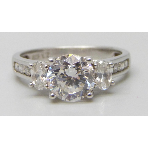 7136 - A silver ring set with white stones, S