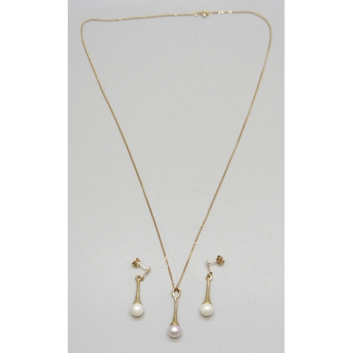 7162 - A 9ct gold chain with a yellow metal cultured pearl drop pendant, 2.2cm, and a pair of matching yell... 