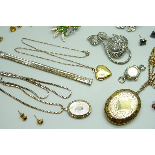7194 - A collection of costume jewellery