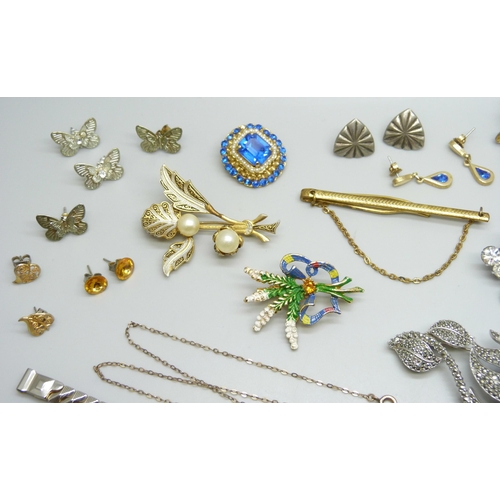 7194 - A collection of costume jewellery