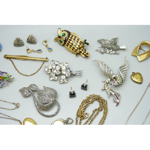 7194 - A collection of costume jewellery