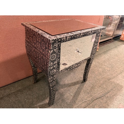 3010 - A grey and silver effect floral patterned, 1 drawer mirrored lamp table