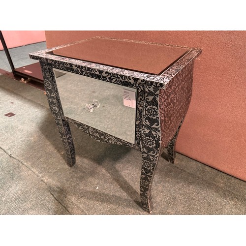 3010 - A grey and silver effect floral patterned, 1 drawer mirrored lamp table
