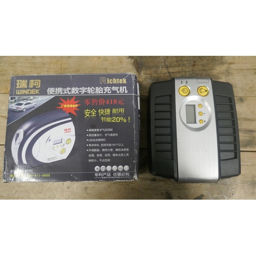 5042 - A Clarke jumpstart 900, 12 volt rechargeable power supply/jump starter and a Richtek battery charger