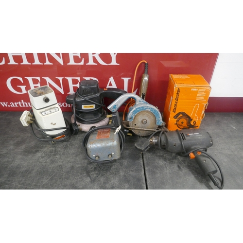 5054 - A bag of assorted power tools including Black and Decker drill, drill sharpener, polisher, etc** Bla... 
