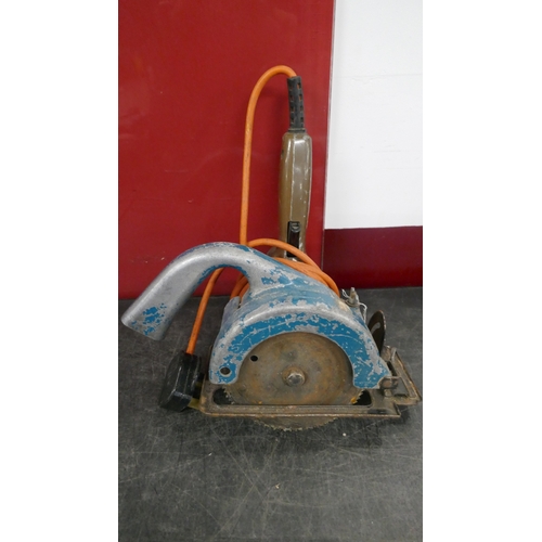 5054 - A bag of assorted power tools including Black and Decker drill, drill sharpener, polisher, etc** Bla... 